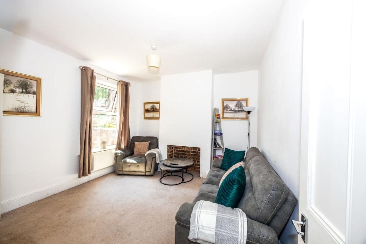 Spacious 3BR House Near Sixfields Duston
