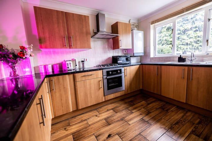 3 bedrooms house-sofabed-bbqstov-freeparking-gardn1