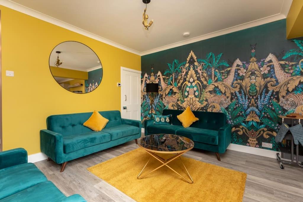 Stylish 4-BR House with Beautiful Outdoor Space | On Site Stays Dartford3