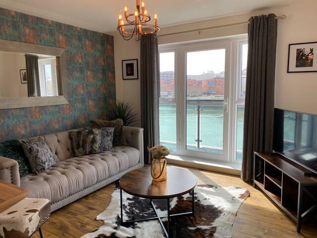 Luxury Riverfront Apartment2