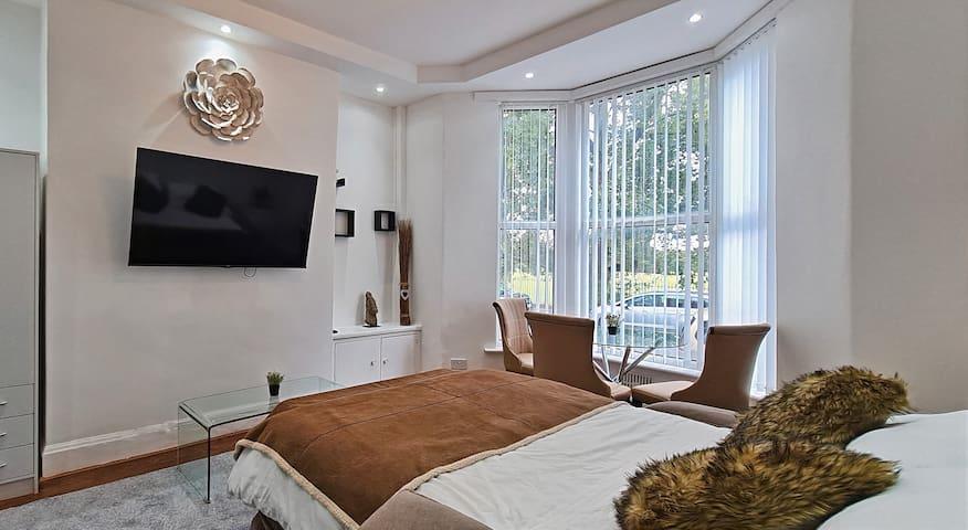 Botanic Gardens Oasis: Urban Convenience & Comfort1