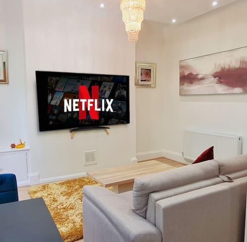 Botanic Apartment near Center w Parking, sleep 31
