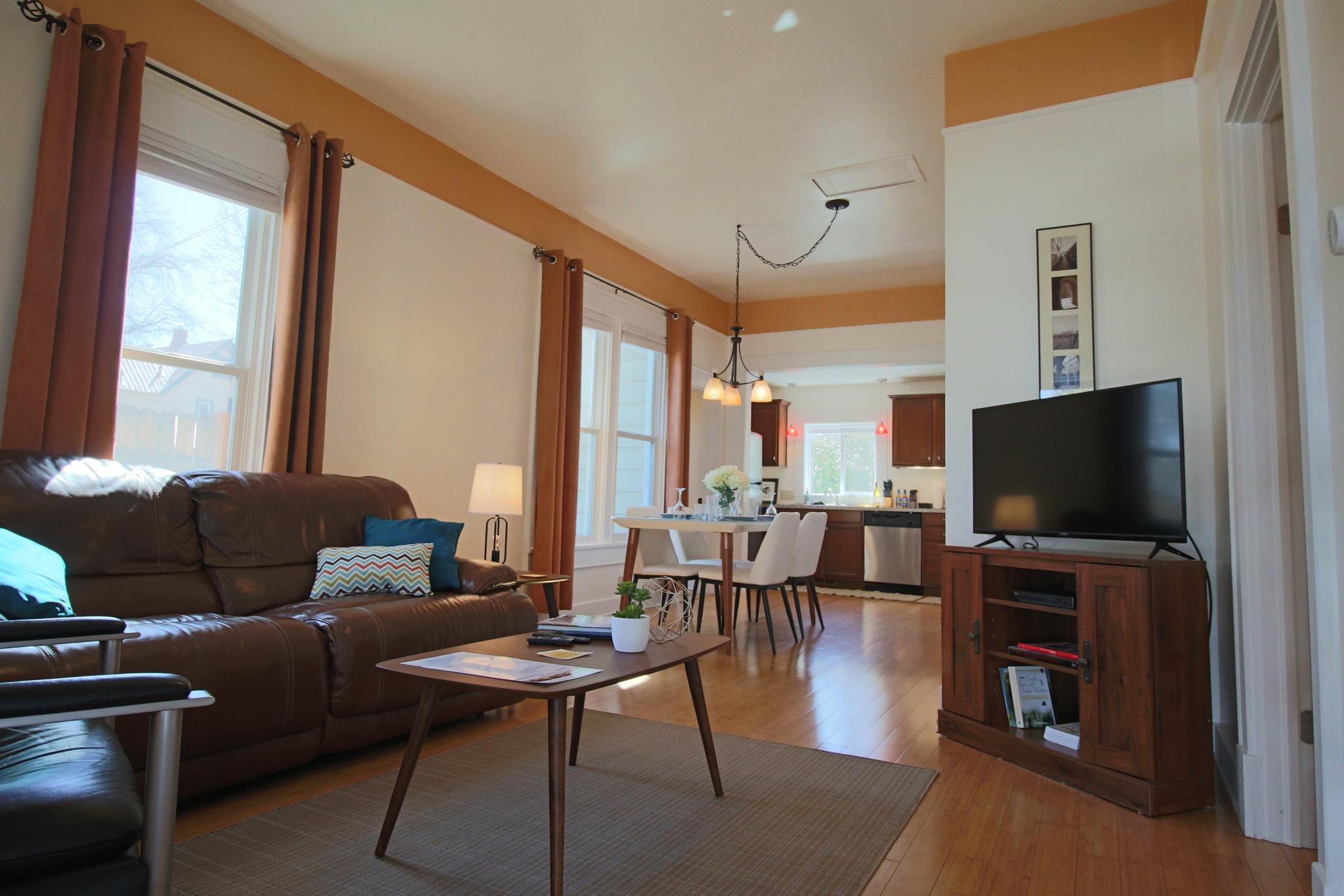 *Hip & Homey Abode* 1 Block to Eateries & Coffee1