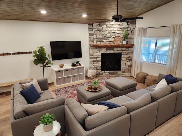 Cabin #3 Family Friendly, Basketball, Sleeps 161