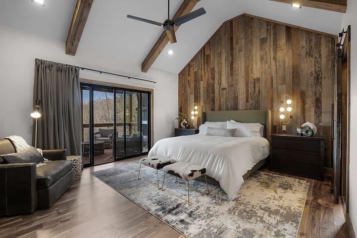 NEW Luxe Cabin w/ 4 Fireplaces, Sonos, EV charger1