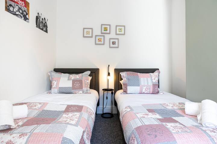 Earp House | Allerton Liverpool Stay | Sleeps 76