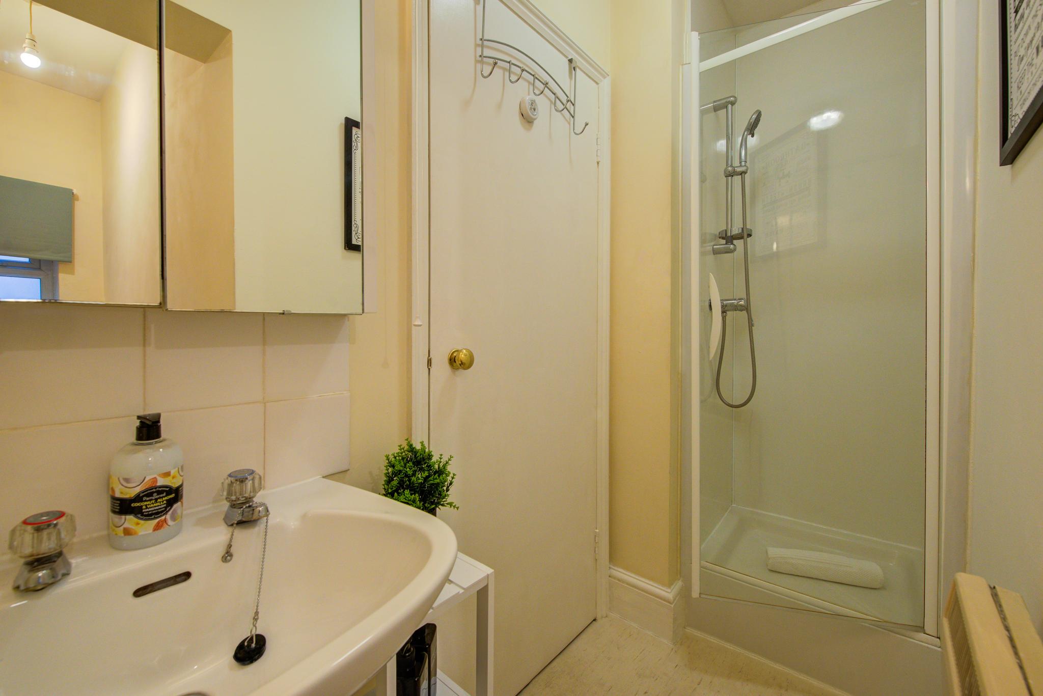 Studio Contractor Friendly Apartment4