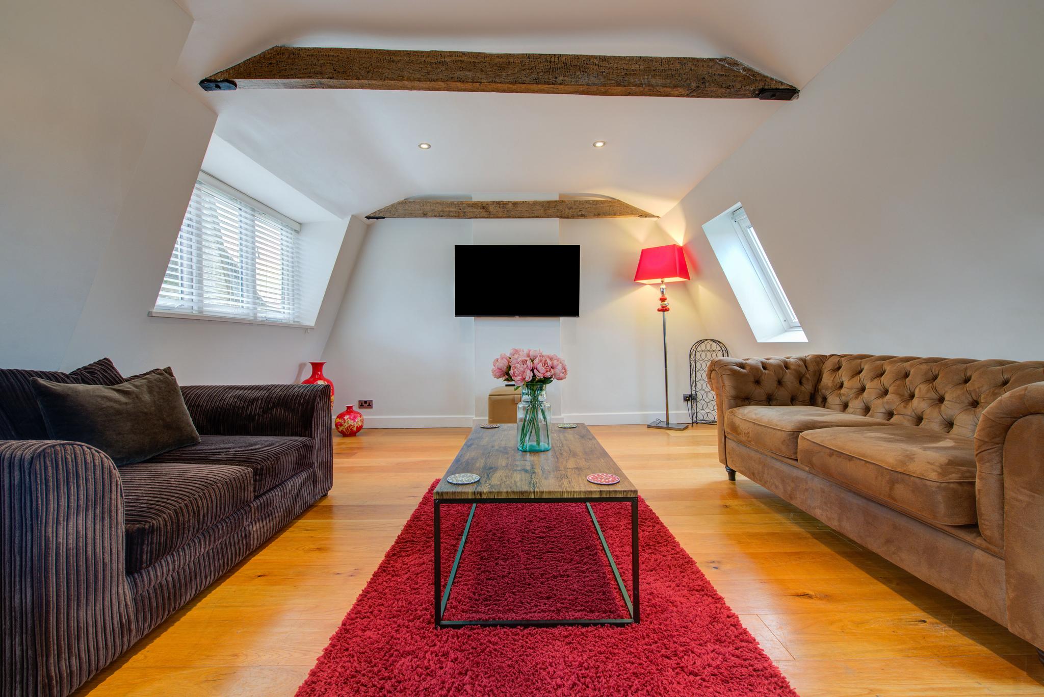Stylish Retreat: 2-Bed, Exposed Beams1