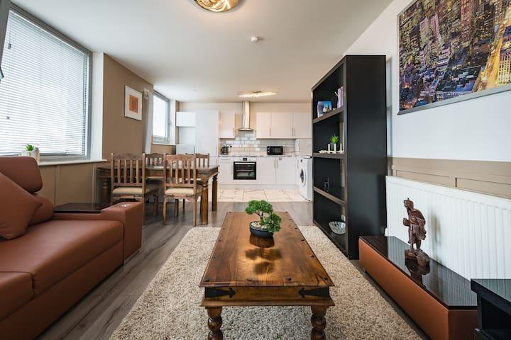 Central but Quiet 2-Bedroom Flat w Parking in L31