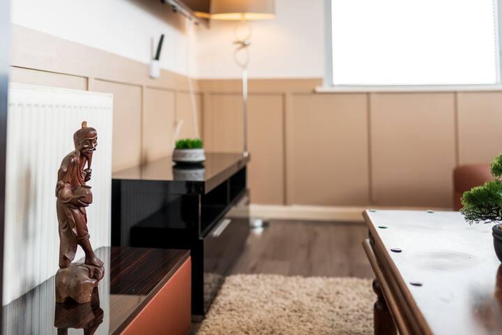Central but Quiet 2-Bedroom Flat w Parking in L33