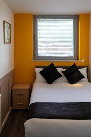 Central but Quiet 2-Bedroom Flat w Parking in L34