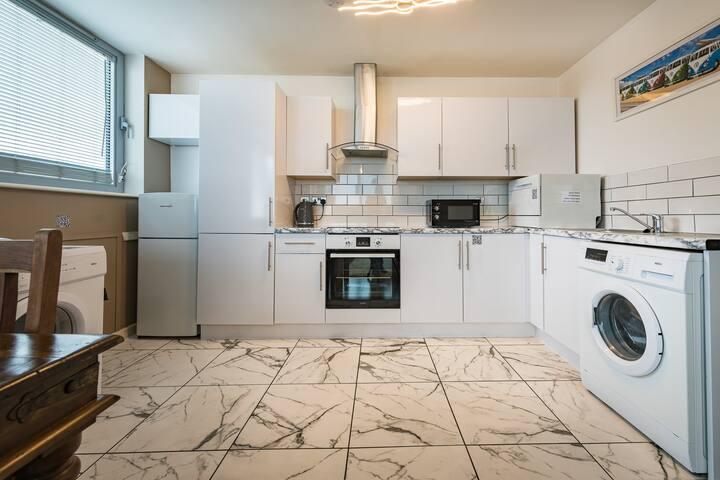Central but Quiet 2-Bedroom Flat w Parking in L35