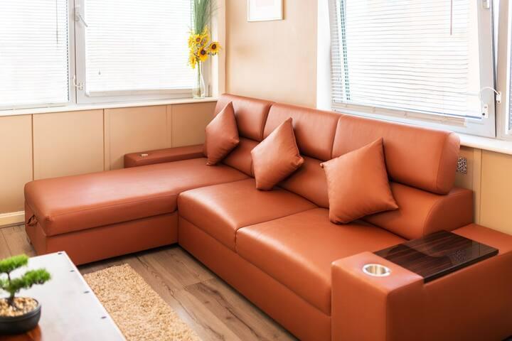 Central but Quiet 2-Bedroom Flat w Parking in L36