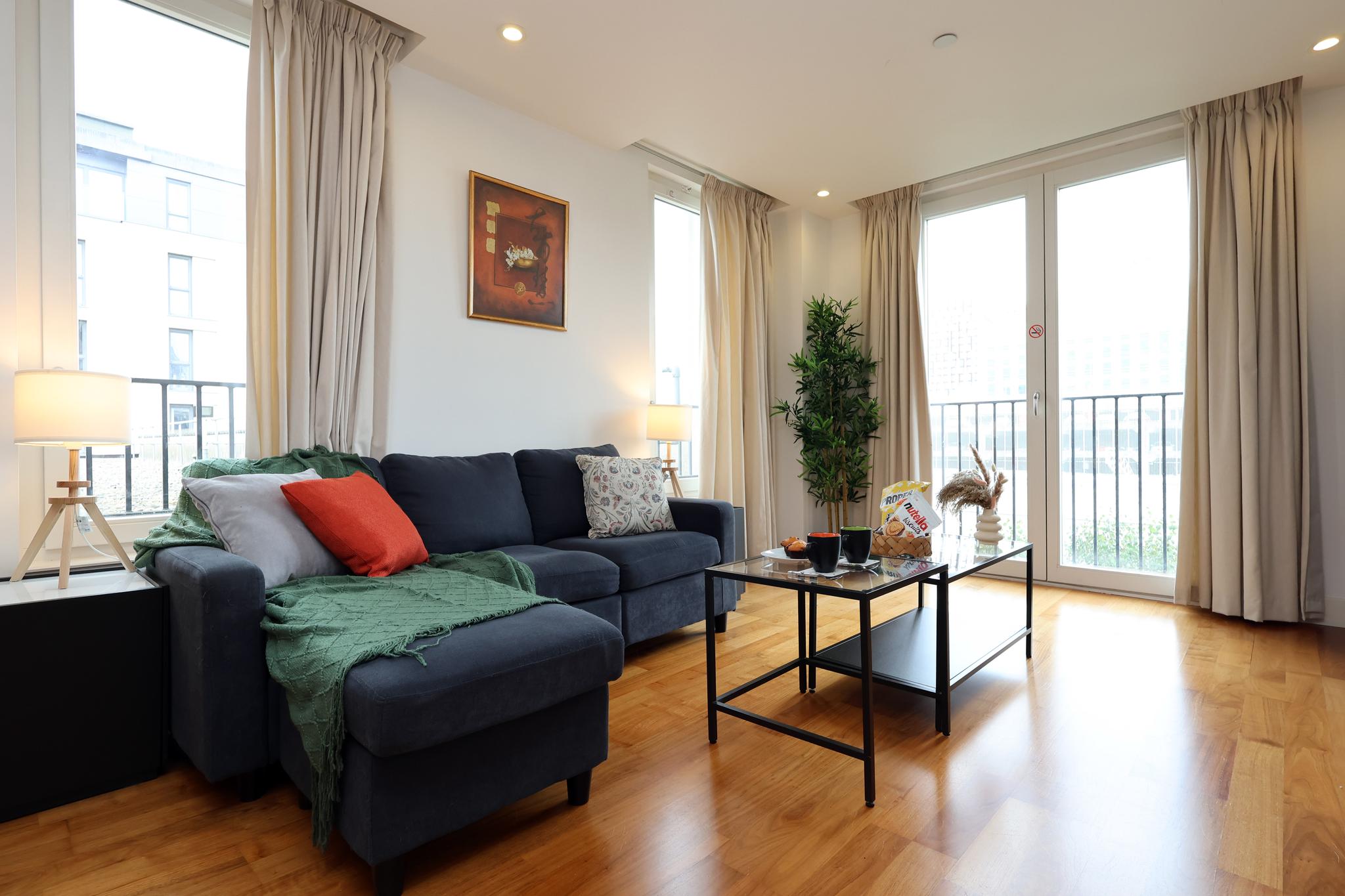 Super Central & Quiet Flat-£5/day Parking-Sleeps 21