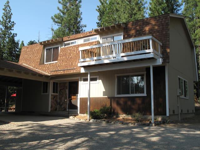 Feather Oaks: Quiet house in the forest1