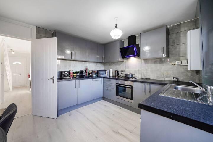 Spacious, 4 bed, Garden, Parking, ExCel London3
