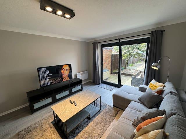 2 bedroom House with Parking & Garden1