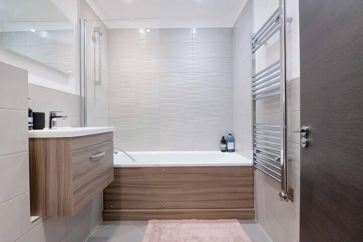 Spacious 3 bedroom, 2 bathroom, Surbiton5