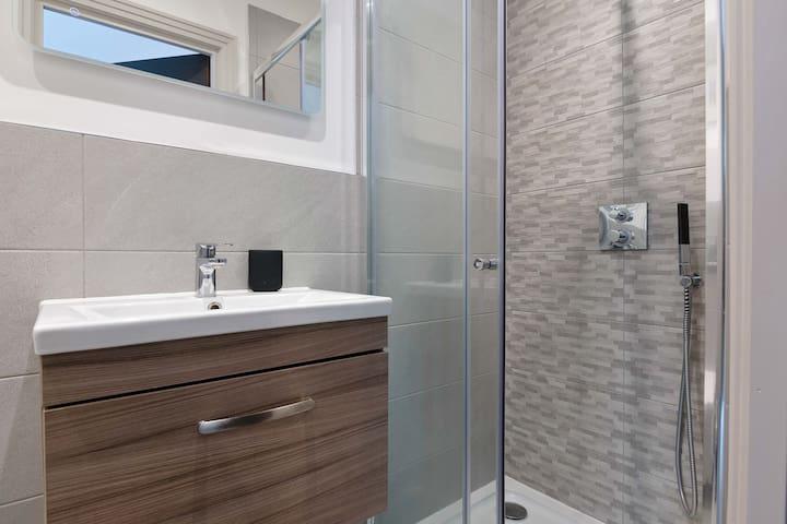 Spacious 3 bedroom, 2 bathroom, Surbiton6
