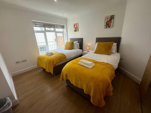 2 bedroom, Parking, Hounslow St3