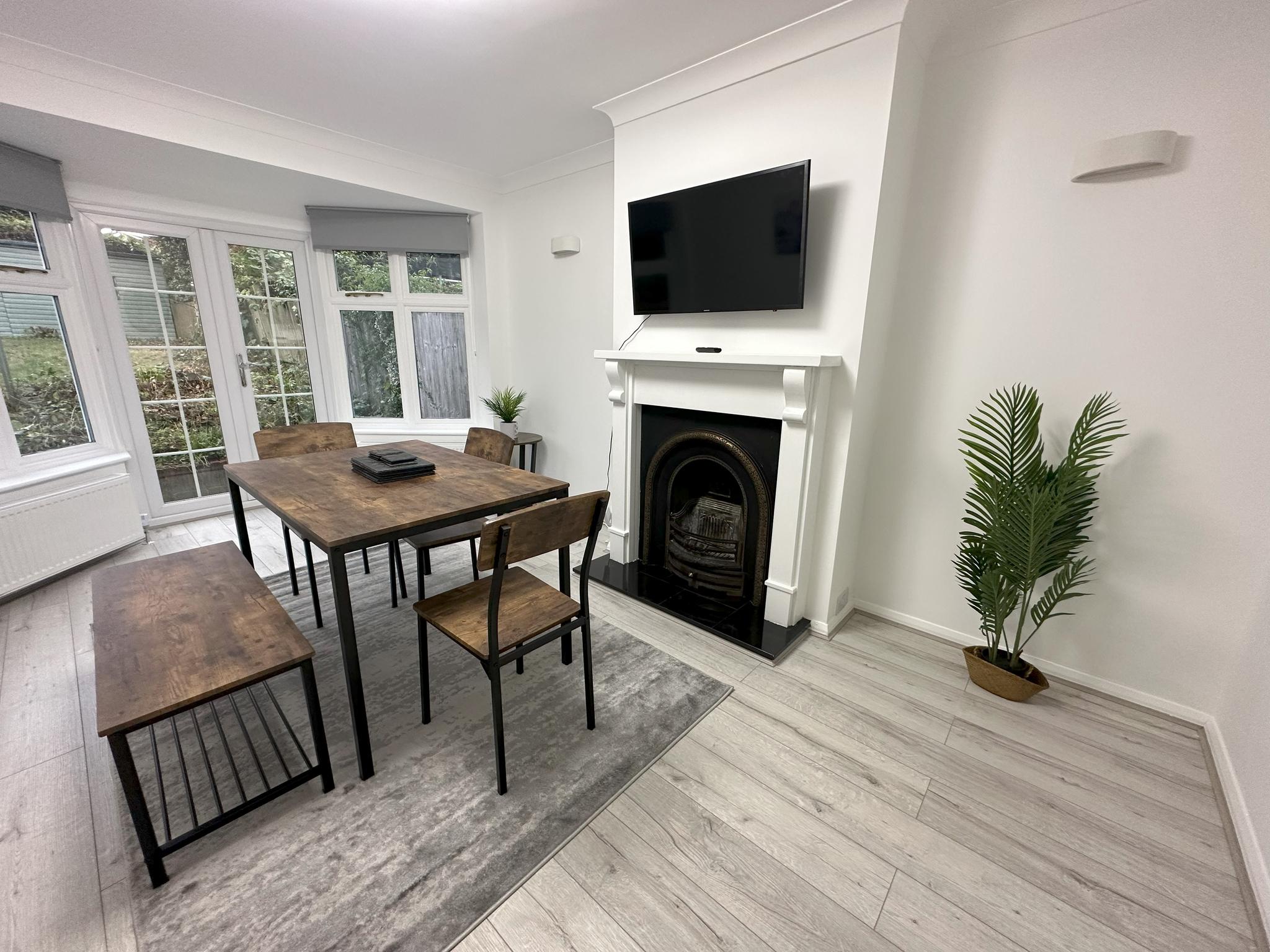 Spacious, 3 Bedroom, Parking & Garden1