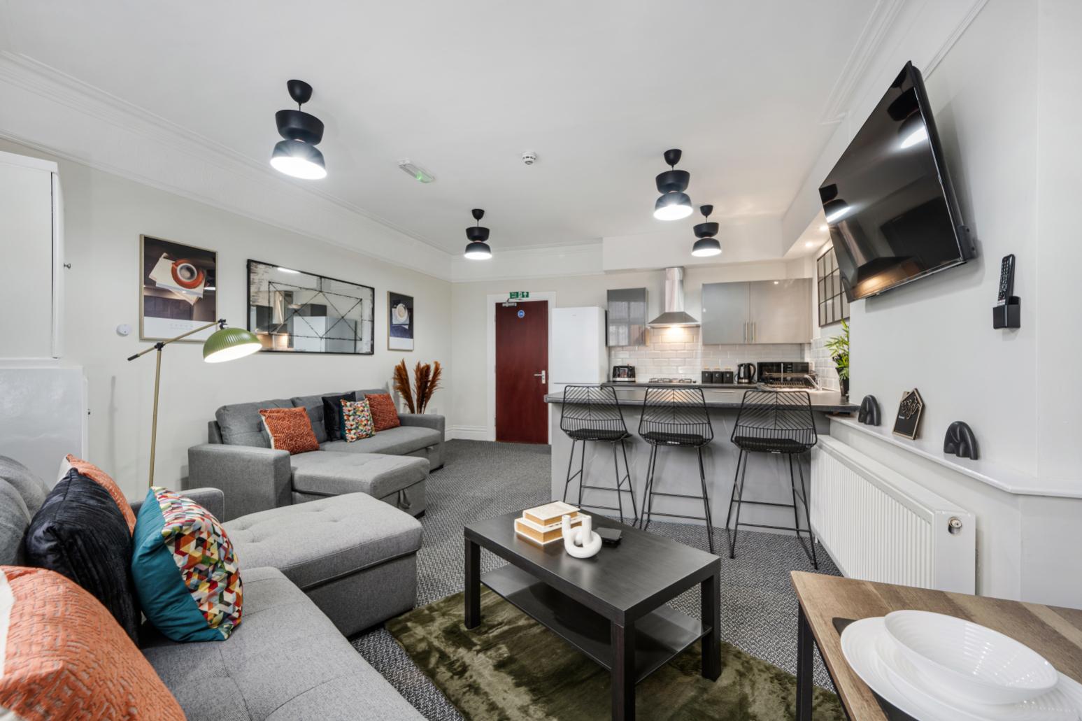 Anfield Cosy Stays | Close to Stadium | Sleeps 141