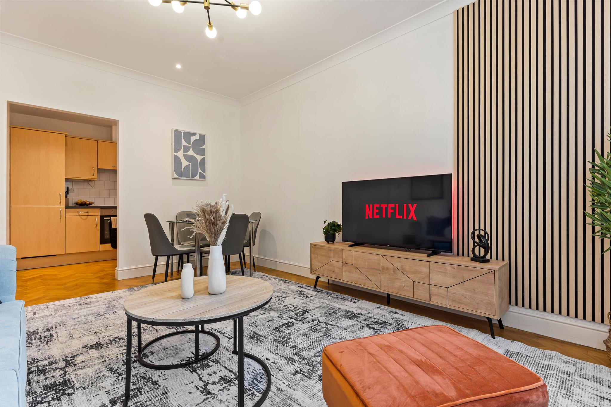 Spacious, Modern Flat | Central Location, Sleeps 43