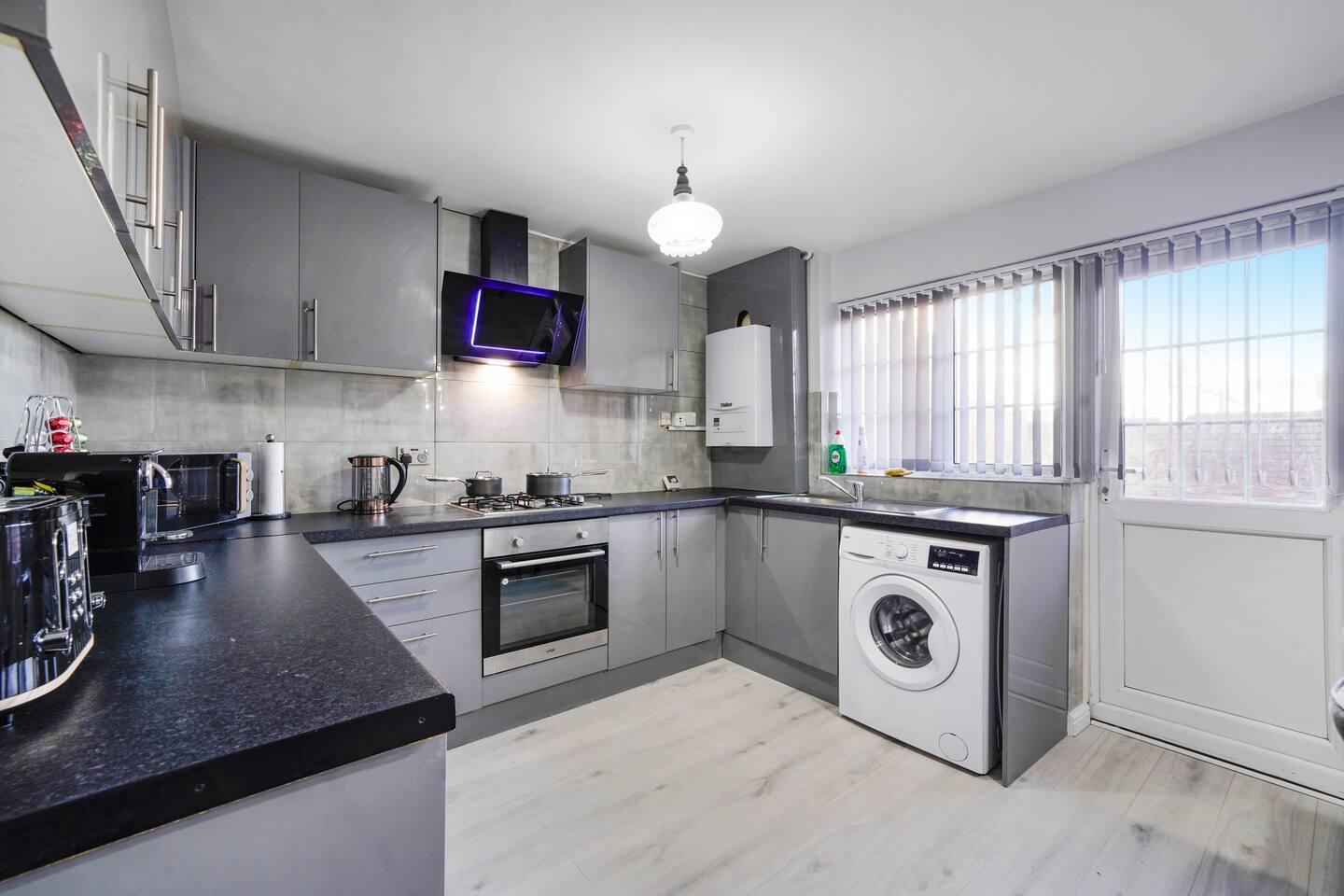 Roomy, 4 bed, Garden, Parking, ExCel5