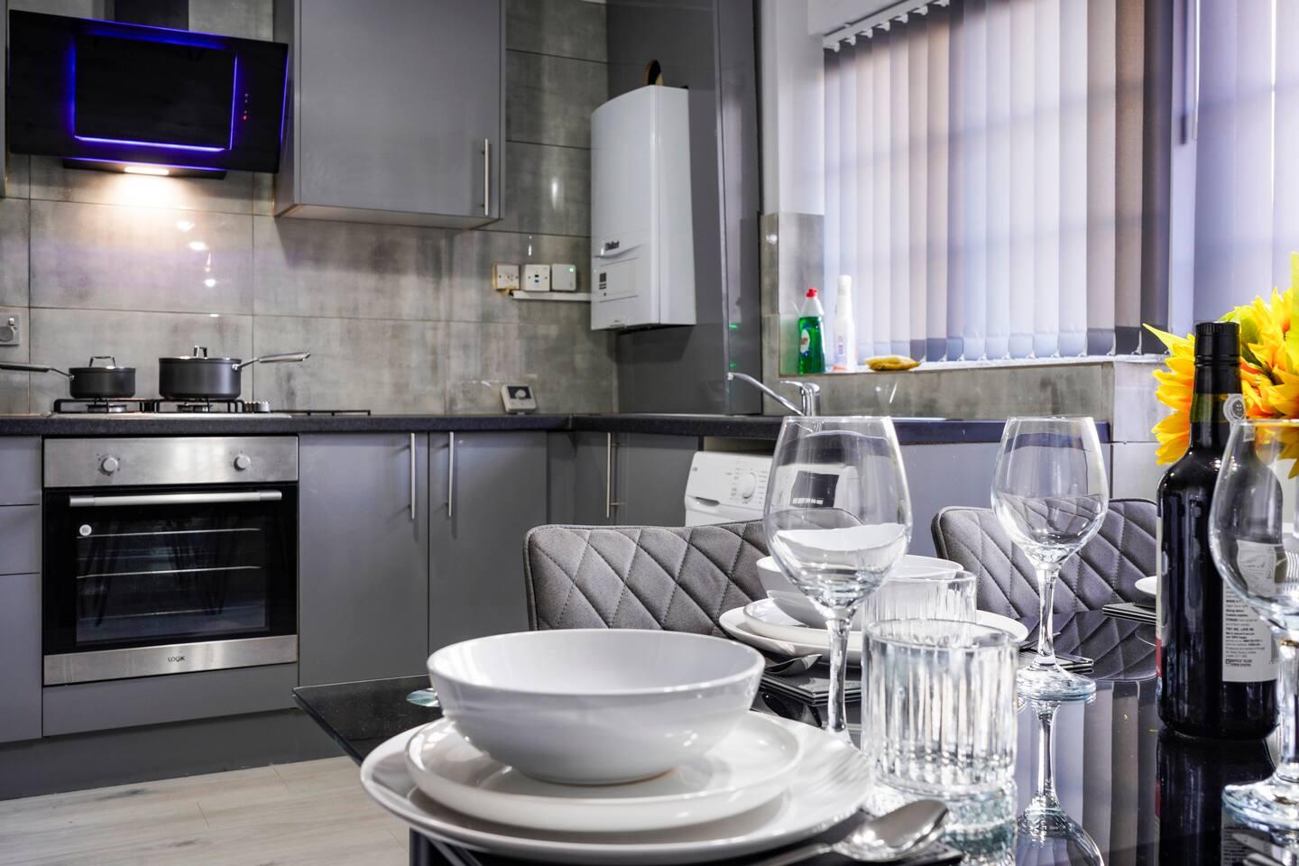 Roomy, 4 bed, Garden, Parking, ExCel6