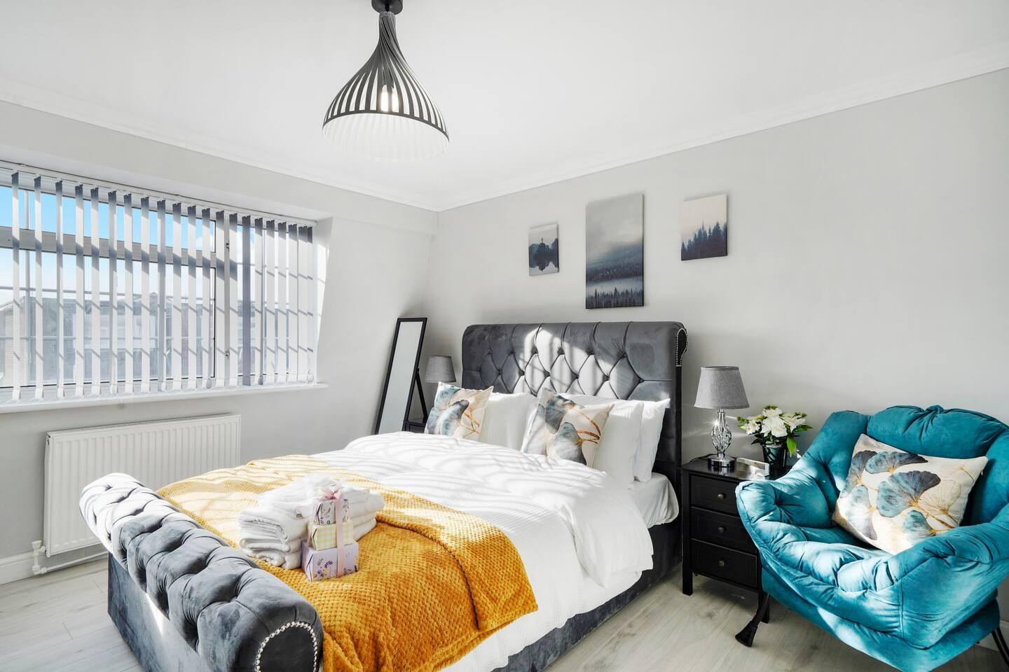 Roomy, 4 bed, Garden, Parking, ExCel2
