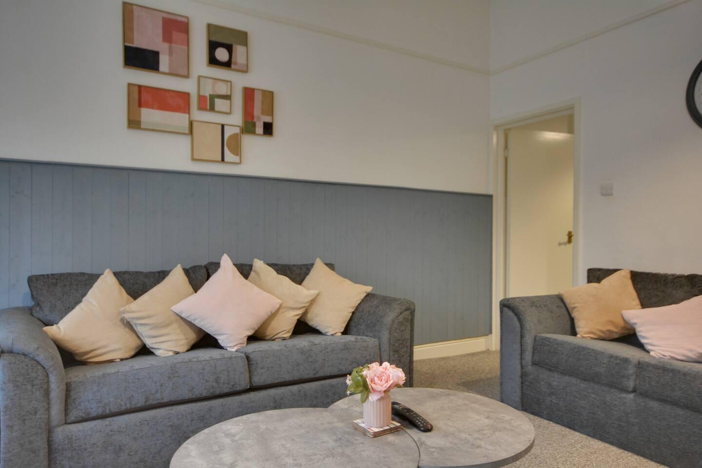 Luxurious and Roomy 2-BD Apartment: Freee Parking2