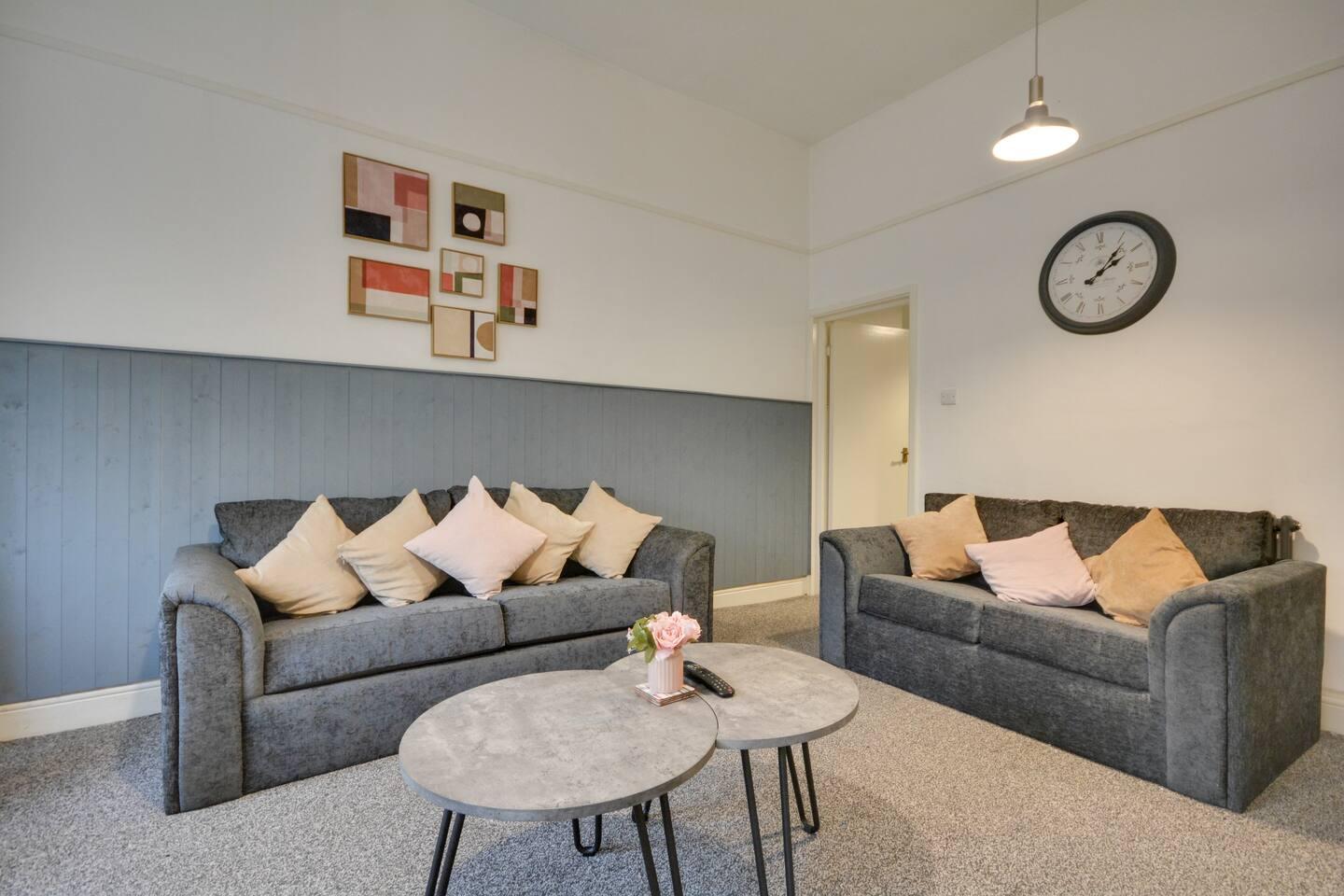 Luxurious and Roomy 2-BD Apartment: Freee Parking5