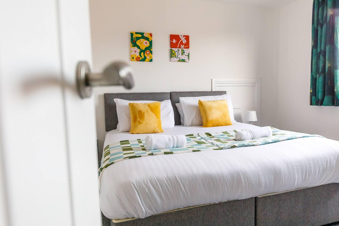 Huge 5Bed Nr Nissan&CrownWorks WIFI & Parking1