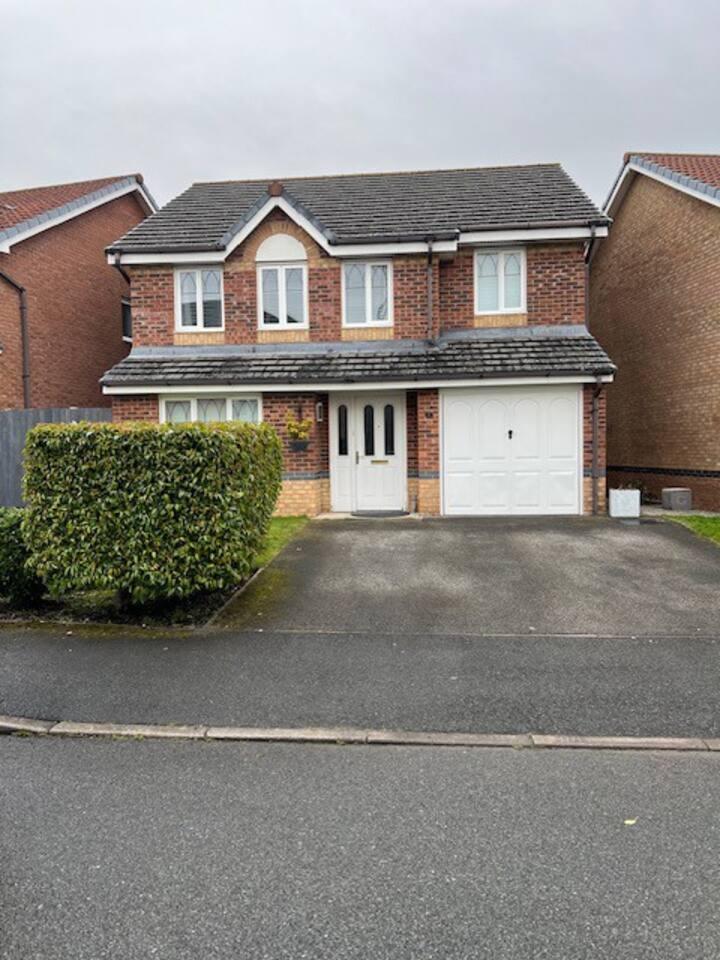 Wrexham Retreat Villa 4 Bedroom 4 Beds 3 Bath,1