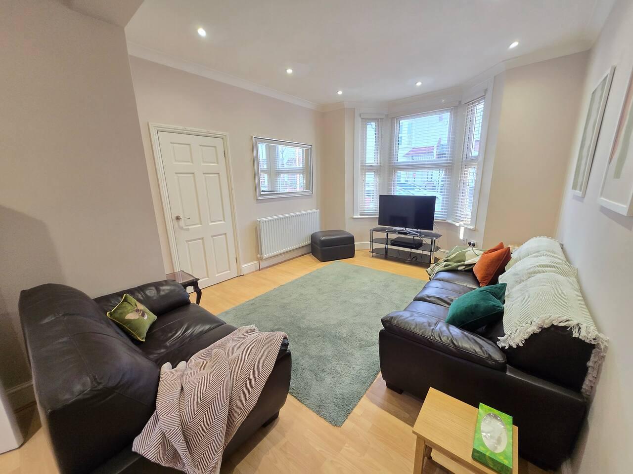Spacious home 3 min from station1