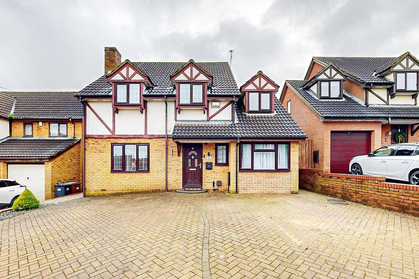 Modern Home, Sleeps 8, Parking1