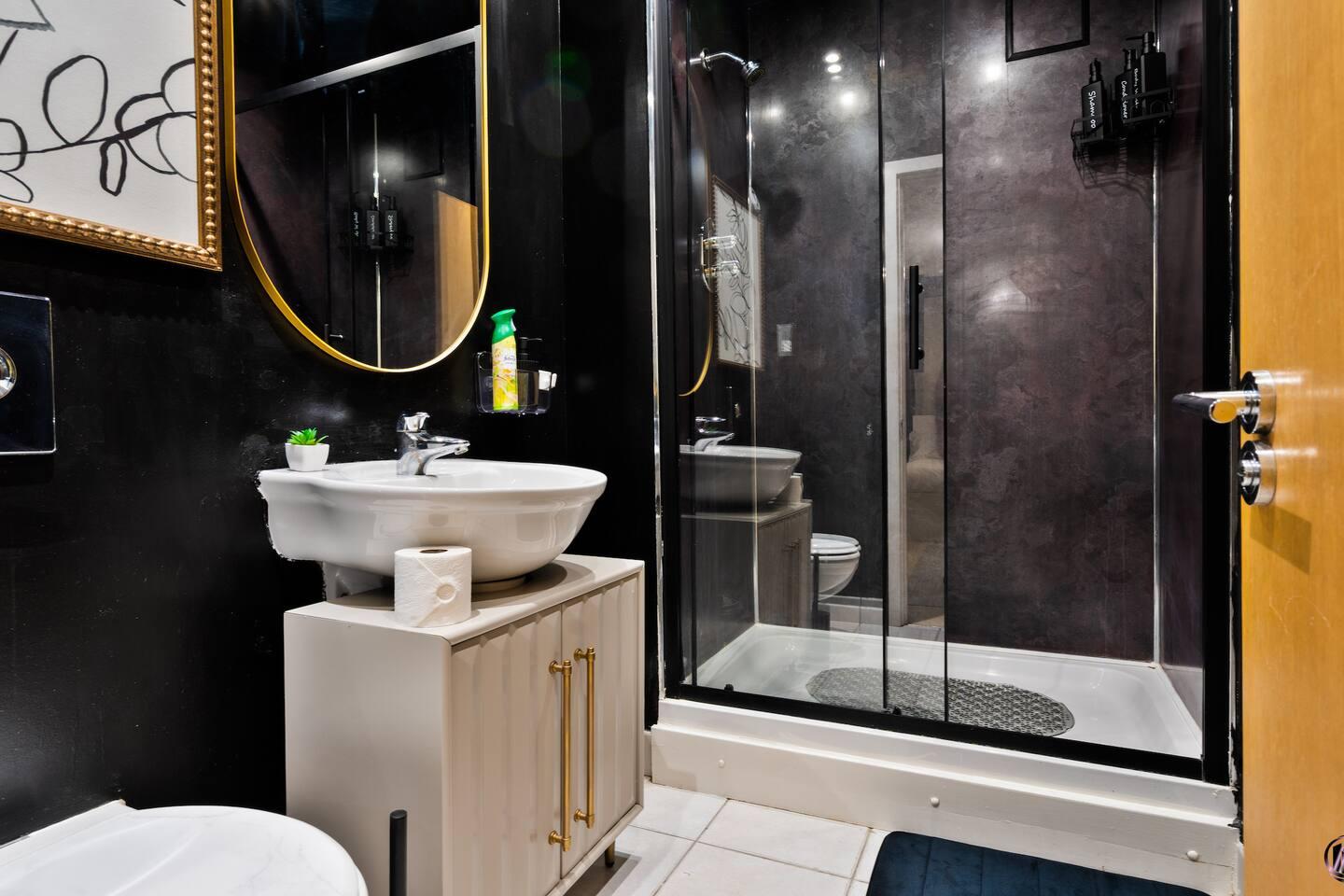 Modern 2BR Balcony & River View | Canary Wharf4