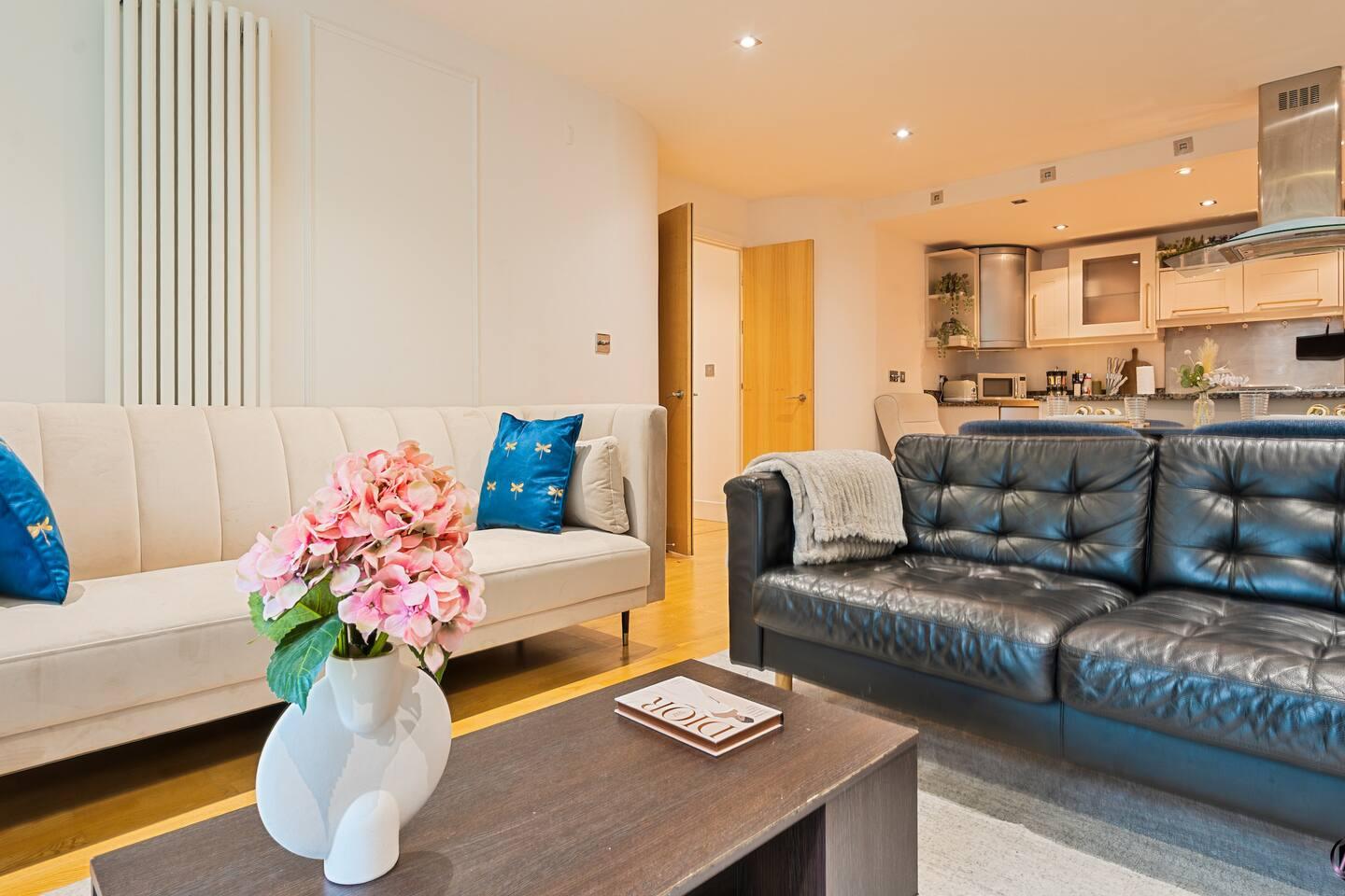 Modern 2BR Balcony & River View | Canary Wharf2