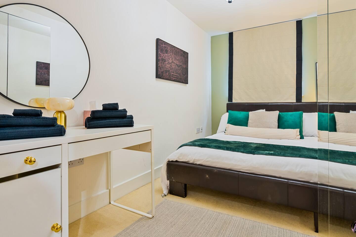Modern 2BR Balcony & River View | Canary Wharf5
