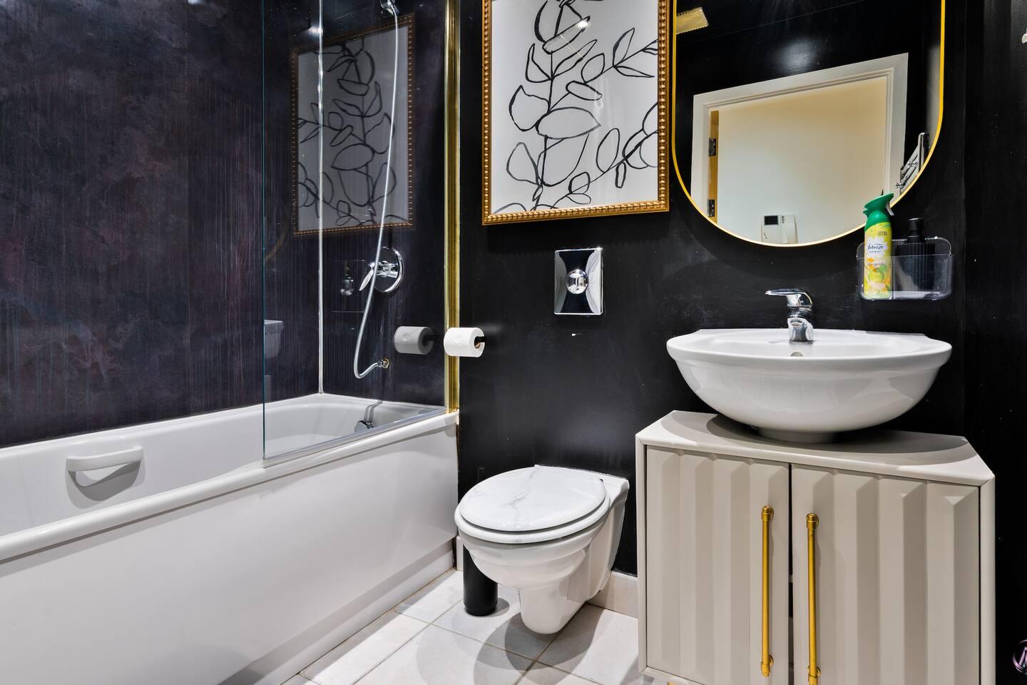 Modern 2BR Balcony & River View | Canary Wharf6
