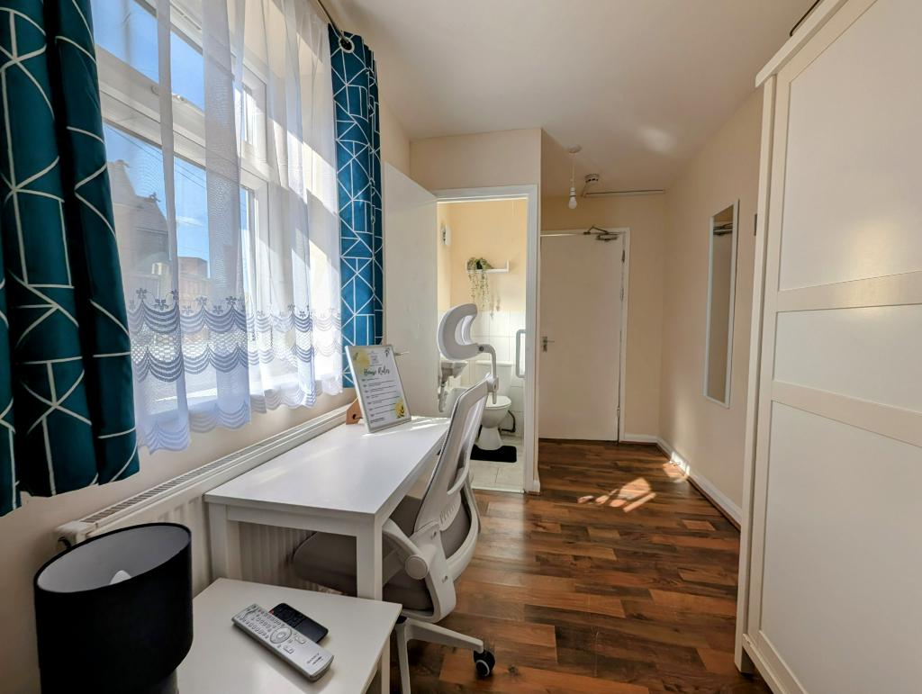 Large single Room with WC in Hounslow Town Centre1
