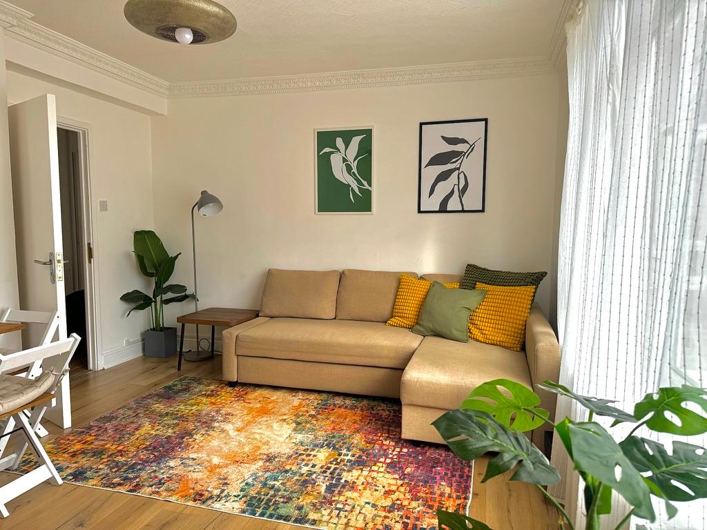 Business-Ready 3-Bed • 5 min to Canning Town2