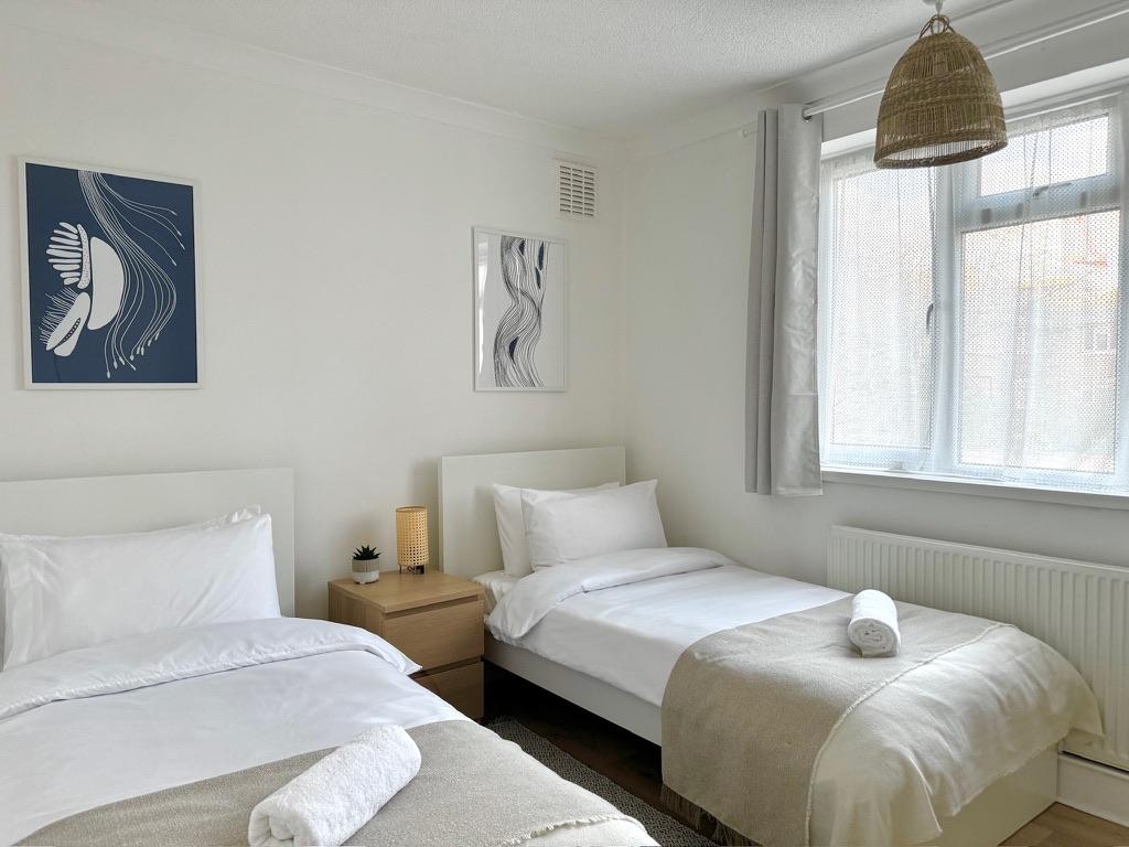Business-Ready 3-Bed • 5 min to Canning Town3
