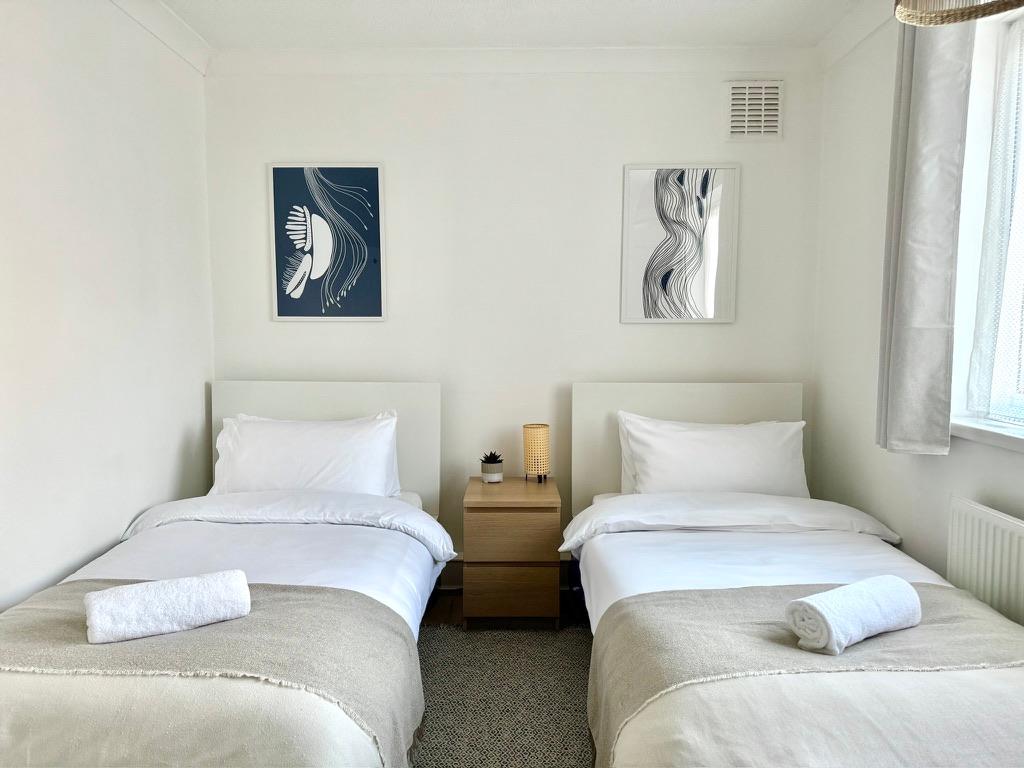 Business-Ready 3-Bed • 5 min to Canning Town4