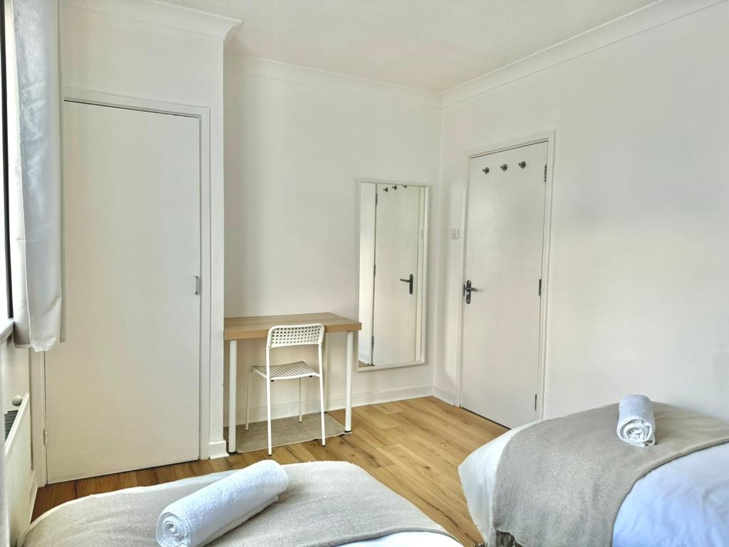 Business-Ready 3-Bed • 5 min to Canning Town5
