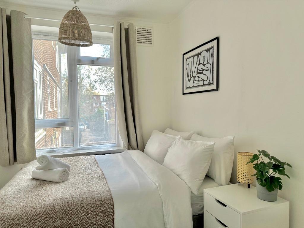 Business-Ready 3-Bed • 5 min to Canning Town6