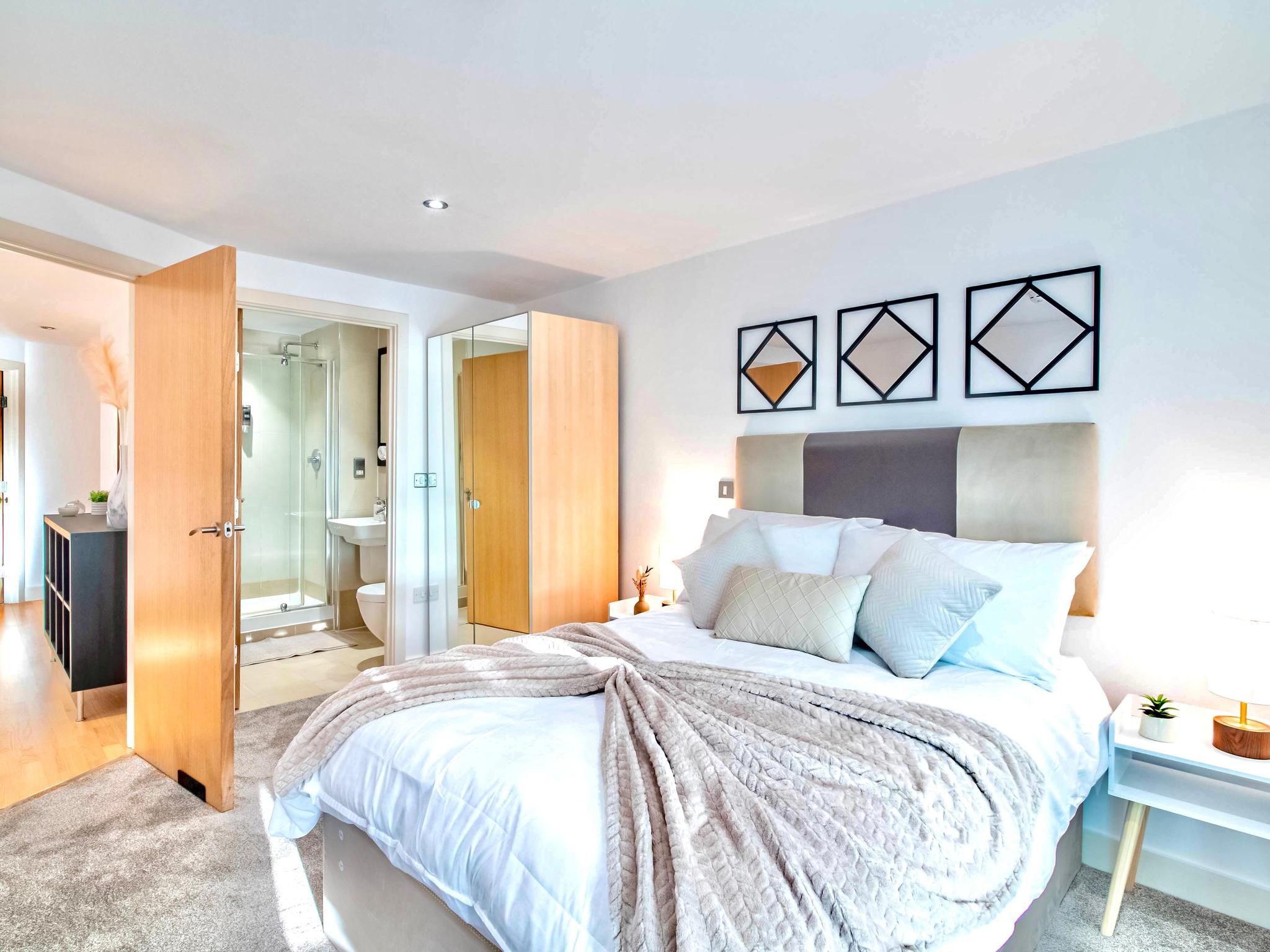 2 Bed Apart by Leeds Dock with Balcony River View1