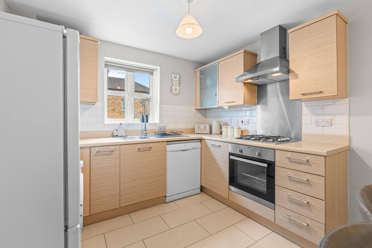 Modern 4-Bed Close to Jaguar Whitley & City Centre4