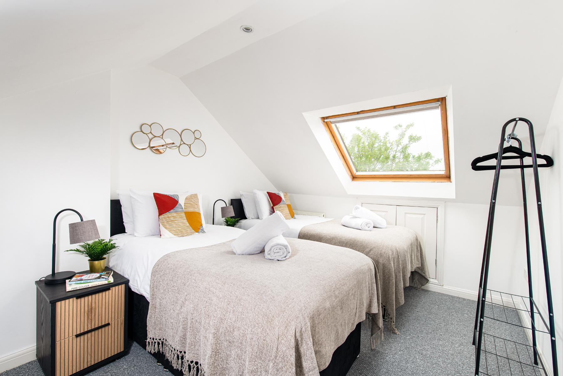 Business & Group Long Stays-Sleeps7-Parking+Garden1