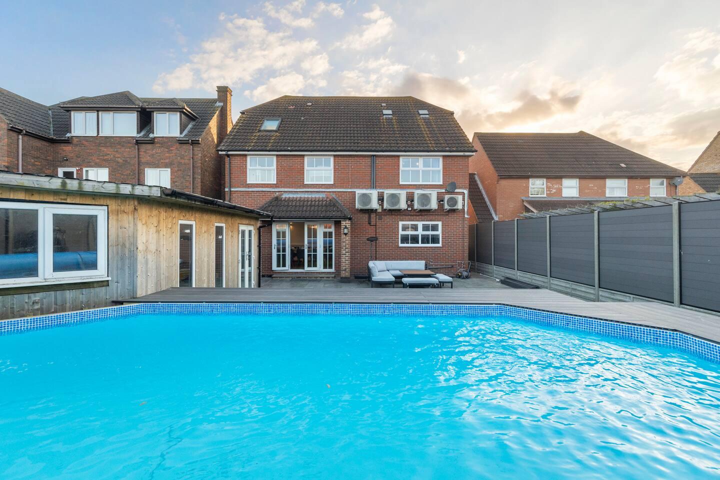 Large House Essex beach with Pool-Hot tub & Gym1